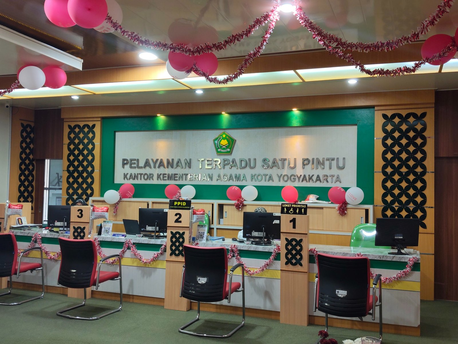 Meja dan Kursi Ruang Pelayanan Terpadu Satu Pintu Kantor Kementerian Agama Kota Yogyakarta
